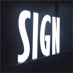 亞克力發(fā)光字是什么材質(zhì)_亞克力發(fā)光字和樹脂發(fā)光字哪個好_亞克力字和發(fā)光字哪個好看