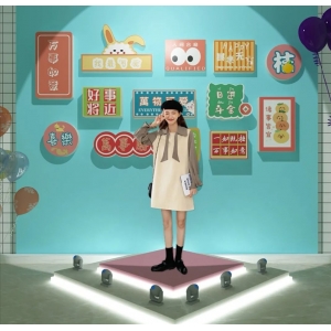 亞克力字是什么材質(zhì) 網(wǎng)紅店裝飾新寵——亞克力墻貼爆火，廣告人如何分一杯羹？